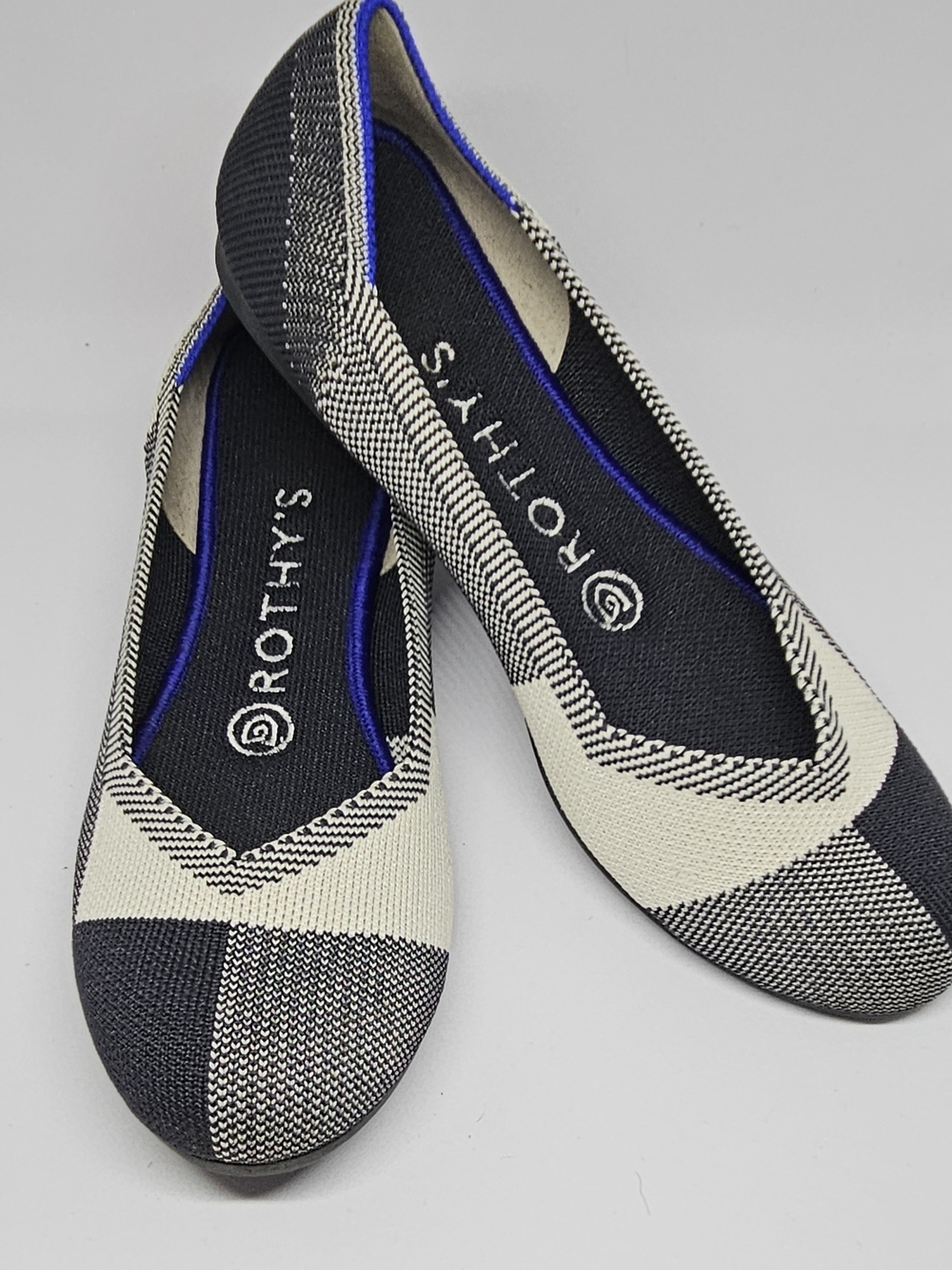 Rothy's Women’s Black & Cream Color Block Rpund Toe Knit Ballet Flats